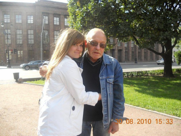 Журналист Лев Аникин с внучкой. Фото из семейного архива