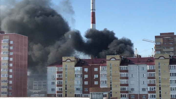Клубы черного дыма на Войновке: тюменцев напугал пожар на строительной площадке