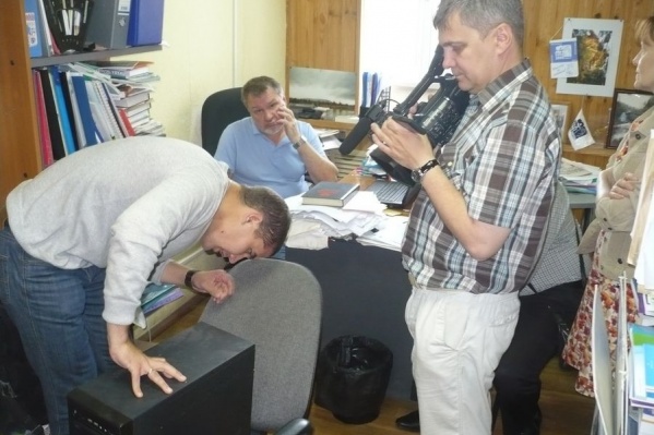 В ходе обыска полицейские изъяли несколько компьютеров В ходе обыска полицейские изъяли несколько компьютеров