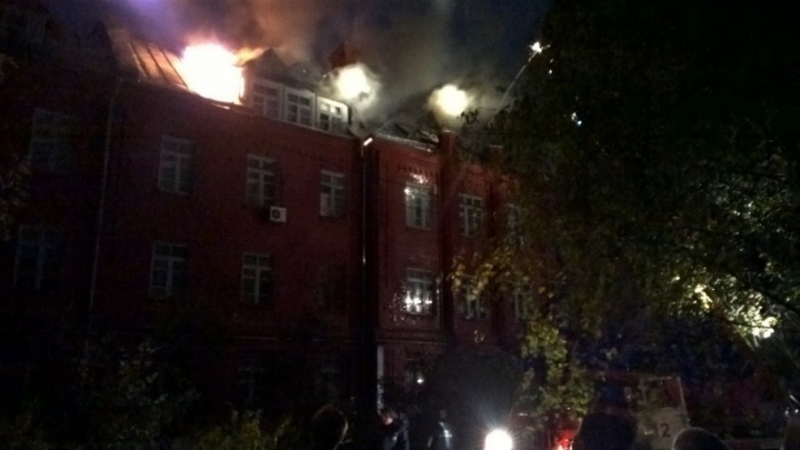 «Тушить-то будете?». В Ярославле трёхэтажный дом горел на глазах у жильцов