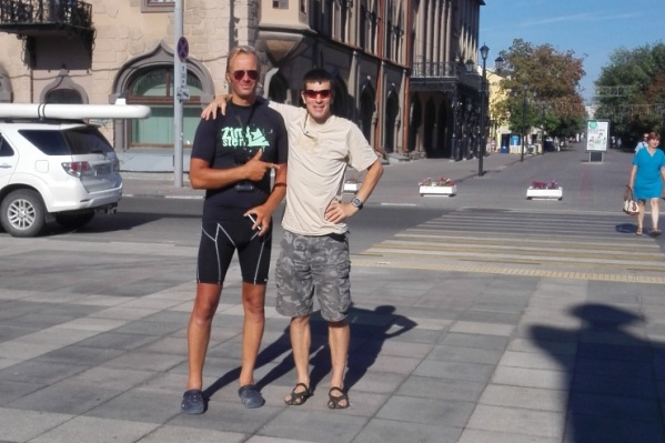 В каждом городе Эрик Демчук знакомится с местными жителями В каждом городе Эрик Демчук знакомится с местными жителями