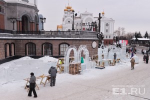 Праздник ледовой скульптуры проходит на площадке перед Храмом-на-Крови
Праздник ледовой скульптуры проходит на площадке перед Храмом-на-Крови