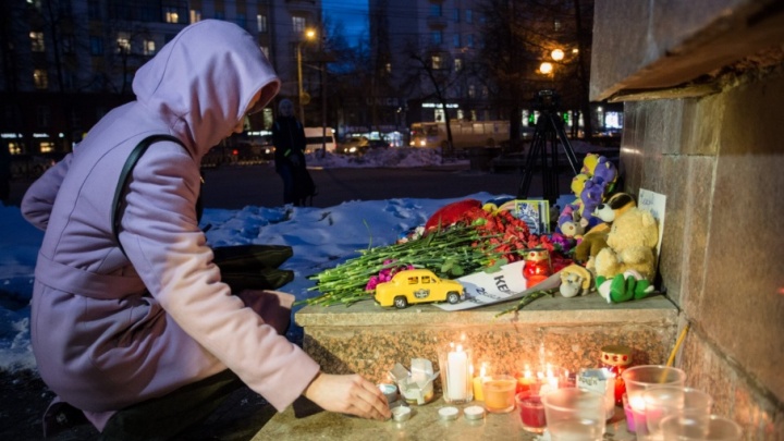Челябинцы зажгли свечи в память о жертвах трагедии в Кемерово
