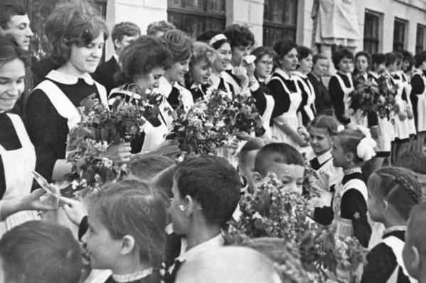 Малыши вручают старшеклассницам небольшие аккуратные букеты из веточек яблони и сирени Малыши вручают старшеклассницам небольшие аккуратные букеты из веточек яблони и сирени