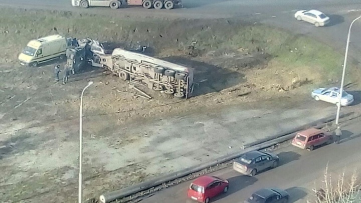 На выезде из Батайска в Ростов перевернулся грузовик: пострадал водитель