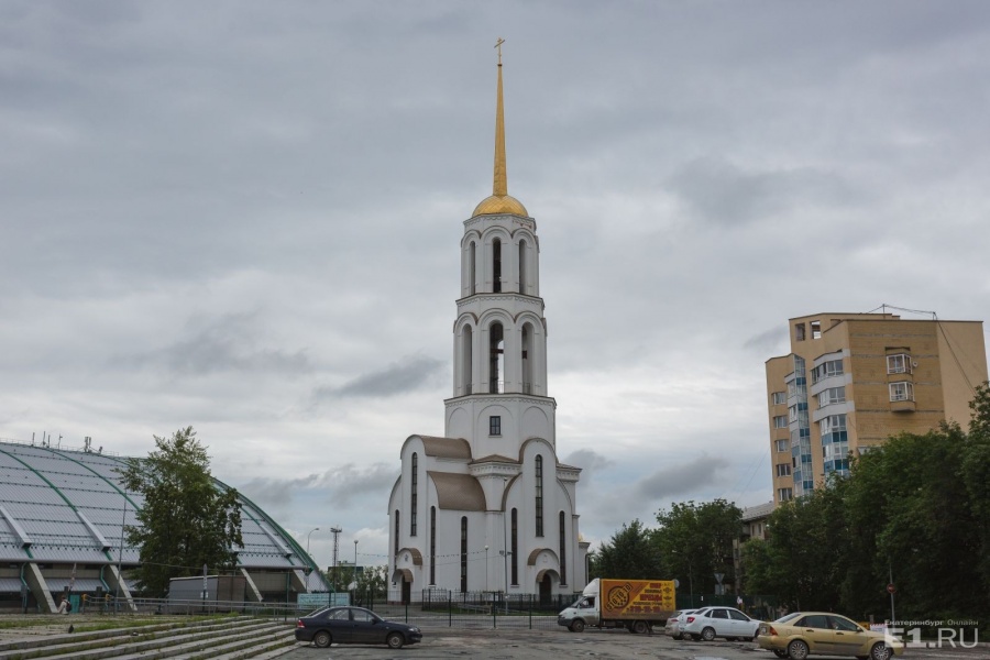 На одной площадке с ДК и стадионом находится церковь. На одной площадке с ДК и стадионом находится церковь.