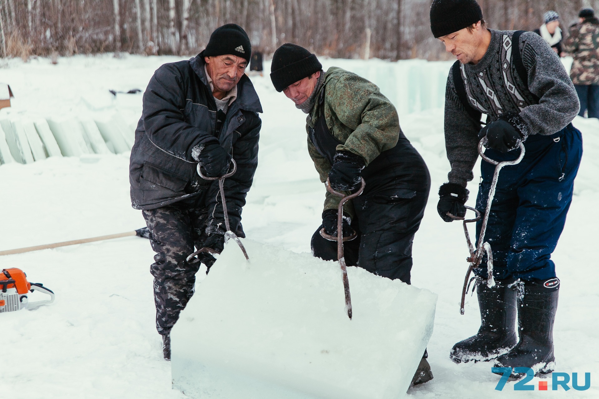 В день порядка десяти рабочих изготавливают более полсотни ледяных кубиков для строительства