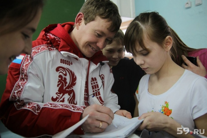 Александр уже привык давать автографы во время прошлой Олимпиады Александр уже привык давать автографы во время прошлой Олимпиады