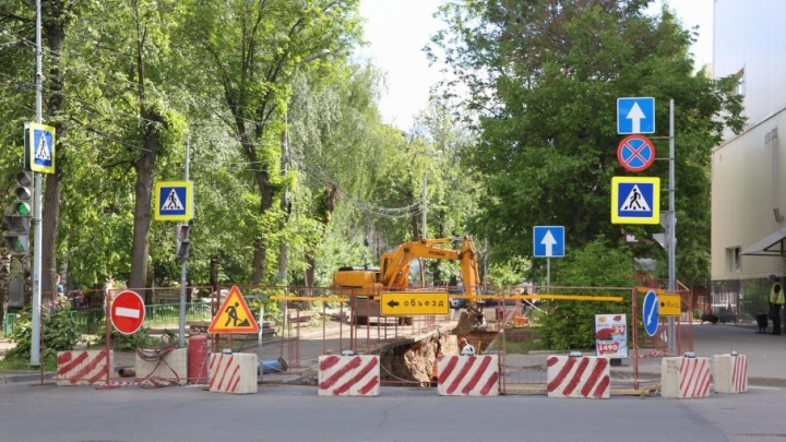 В центре Ярославля наглухо перекрыли дорогу на целый месяц