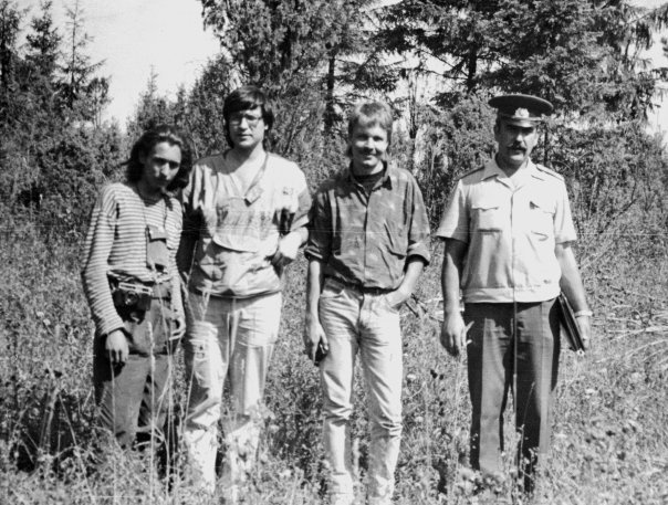 Конец 1980-х. Пекка Хаависто (третий слева) вместе с Антоном Лустбергом и Владимиром Гущиным из петербургского отделения Всероссийского общества по охране природы в сопровождении милиции исследует особо охраняемые природные зоны под Петербургом.