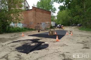 Редакцию Е1.RU завалили снимками творчества работников благоустройства после истории с заасфальтированным пнём.
Редакцию Е1.RU завалили снимками творчества работников благоустройства после истории с заасфальтированным пнём.