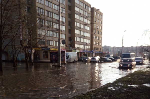 Из-за износа коллектора город превратился в Венецию Из-за износа коллектора город превратился в Венецию