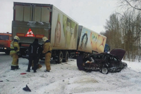 Из-за аварии легковушку сильно помяло Из-за аварии легковушку сильно помяло