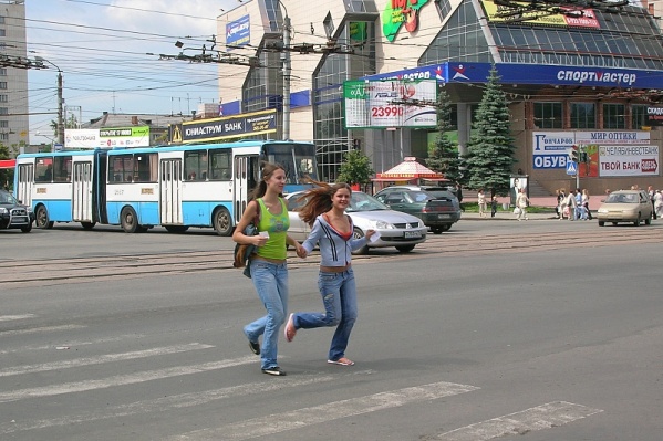 В центре Челябинска демонтируют рекламу и старые остановочные комплексы В центре Челябинска демонтируют рекламу и старые остановочные комплексы
