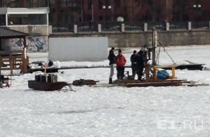 На льду заметили рабочих.
На льду заметили рабочих.