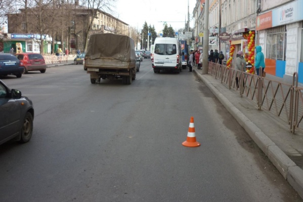Человек оказался на асфальте Человек оказался на асфальте