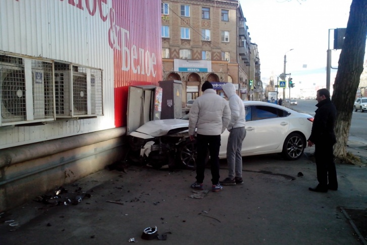 Мазда вылетела на тротуар и врезалась в магазин Мазда вылетела на тротуар и врезалась в магазин