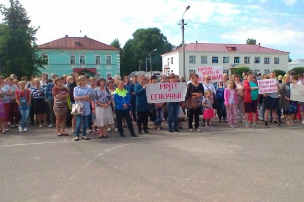 На митинг в прошлую среду собрались более 100 человек На митинг в прошлую среду собрались более 100 человек
