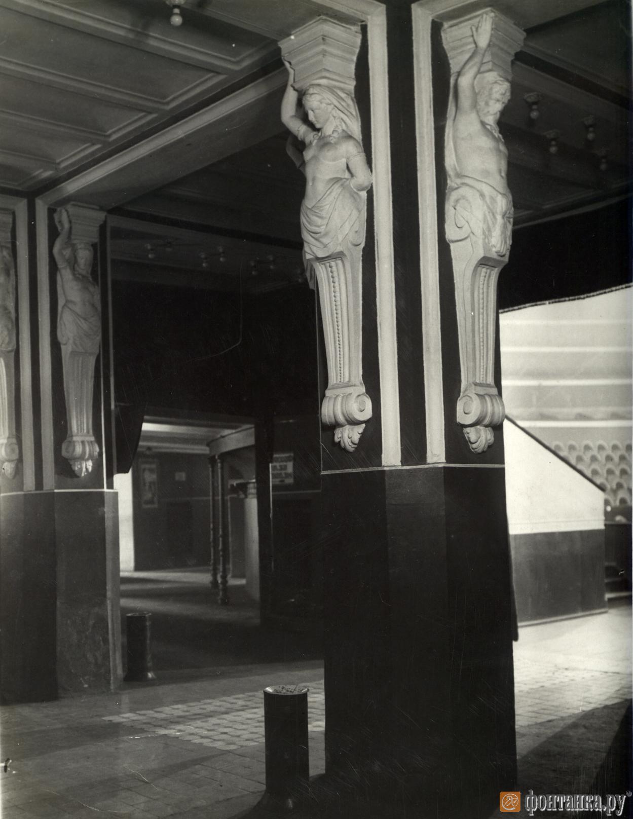 Кариатиды восстановят в холле по историческим фотографиям