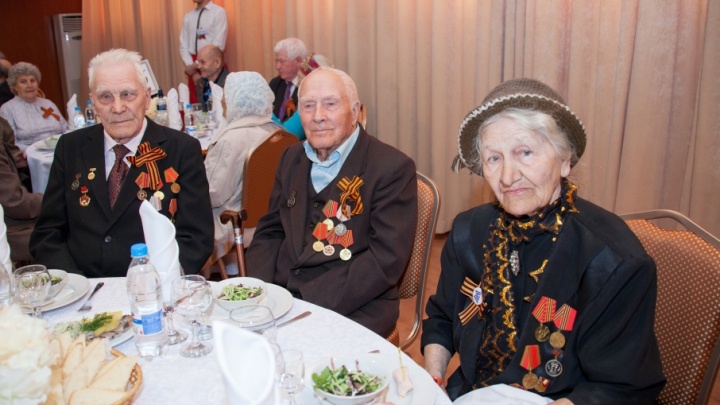 Бесплатные обеды и надбавка к пенсии: ММК позаботился о ветеранах на 197 миллионов рублей