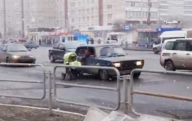 Челябинцы на ВАЗе прокатили по оживленной магистрали детскую коляску: видео