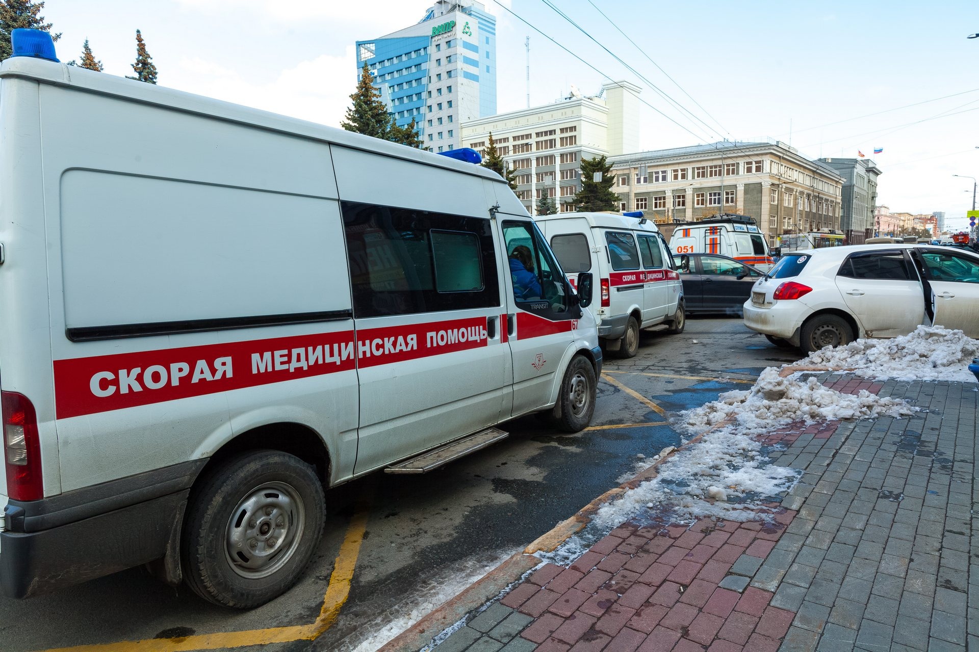 Из-за "минирования" министерств на проспекте Ленина возникла пробка Из-за "минирования" министерств на проспекте Ленина возникла пробка