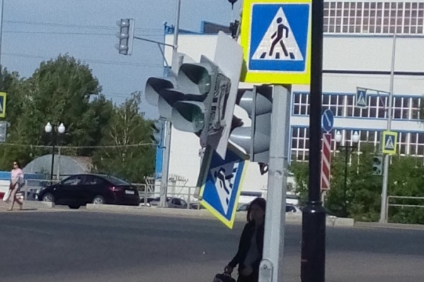 Крепления светофора не выдержали сильных порывов ветра Крепления светофора не выдержали сильных порывов ветра