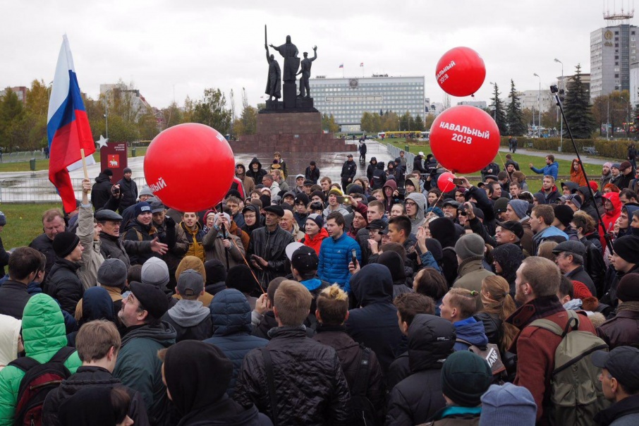 Сторонники Алексея Навального собрались на протестной акции 7 октября 2017 года. Администрация заявила, что она не согласована, в то время как сами участники считали, что собираться в зоне гайд-парков можно без согласований Сторонники Алексея Навального собрались на протестной акции 7 октября 2017 года. Администрация заявила, что она не согласована, в то время как сами участники считали, что собираться в зоне гайд-парков можно без согласований