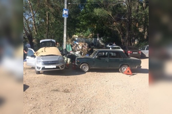 Женщину зажало между двумя машинами Женщину зажало между двумя машинами