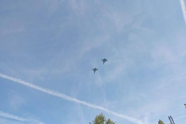Военные самолеты продолжают кружить над Ярославлем
