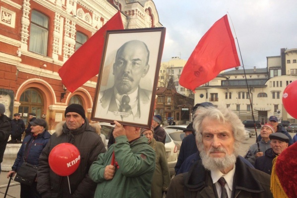 Сотни людей пришли отметить юбилей революции Сотни людей пришли отметить юбилей революции