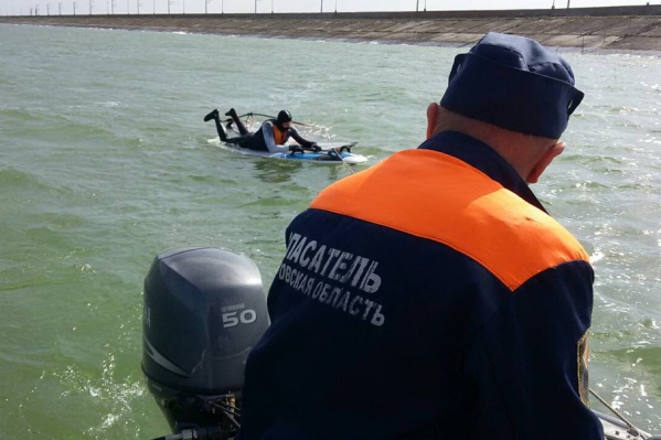 У спортсмена сломалось крепление мачты У спортсмена сломалось крепление мачты