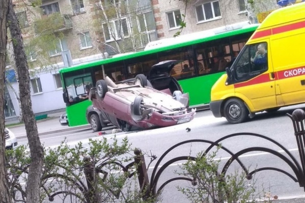 Во время маневра автомобилистка зацепила автомобиль, двигавшийся в попутном направлении Во время маневра автомобилистка зацепила автомобиль, двигавшийся в попутном направлении