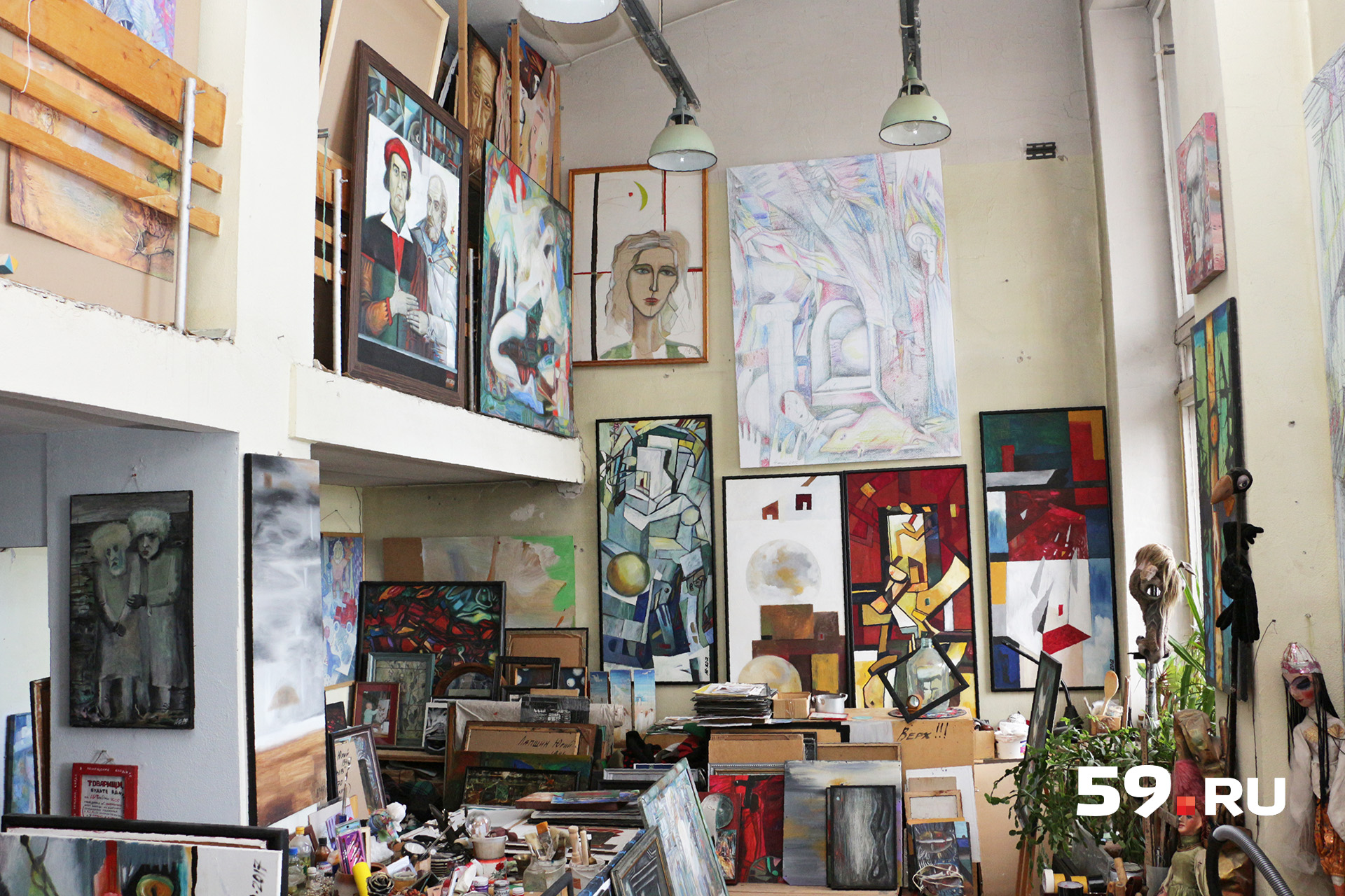 В мастерской Юрия Лапшина хранятся тысячи произведений