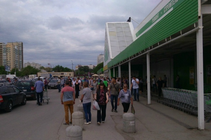 Посетители стоят на улице возле магазина Посетители стоят на улице возле магазина