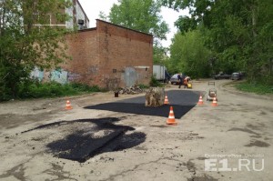 Ведущие предположили, что пень оставили, чтобы не лихачили на дороге.
Ведущие предположили, что пень оставили, чтобы не лихачили на дороге.
