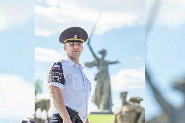 Отличить понятных туристам полицейских можно по черным нарукавникам Отличить понятных туристам полицейских можно по черным нарукавникам