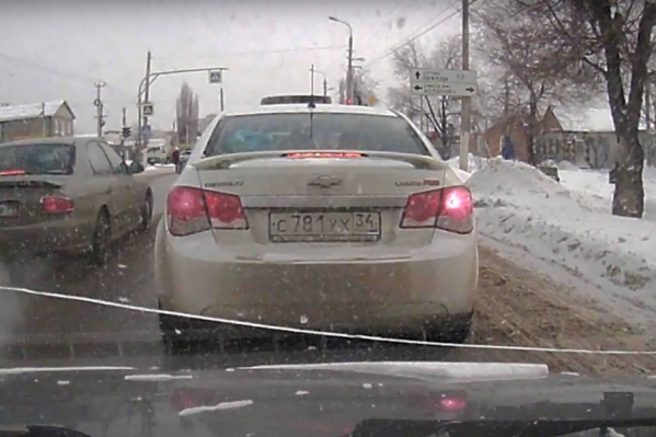 На помощь к ребенку выскочили водители из нескольких машин На помощь к ребенку выскочили водители из нескольких машин
