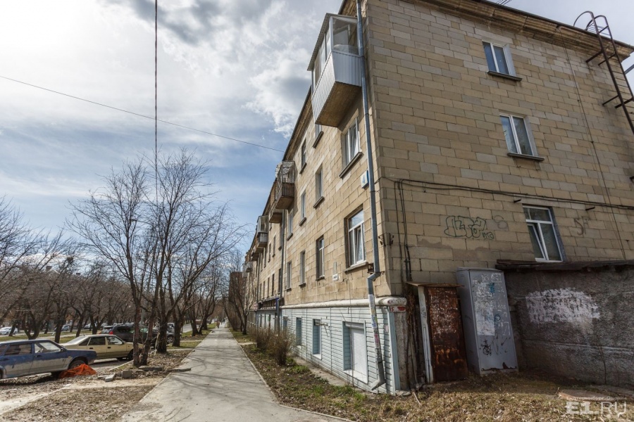 Начало улицы Мира. Здесь можно поймать такое ощущение, которое в центре уже не уловить. Кажется, что вы гуляете по старому Свердловску. Начало улицы Мира. Здесь можно поймать такое ощущение, которое в центре уже не уловить. Кажется, что вы гуляете по старому Свердловску.