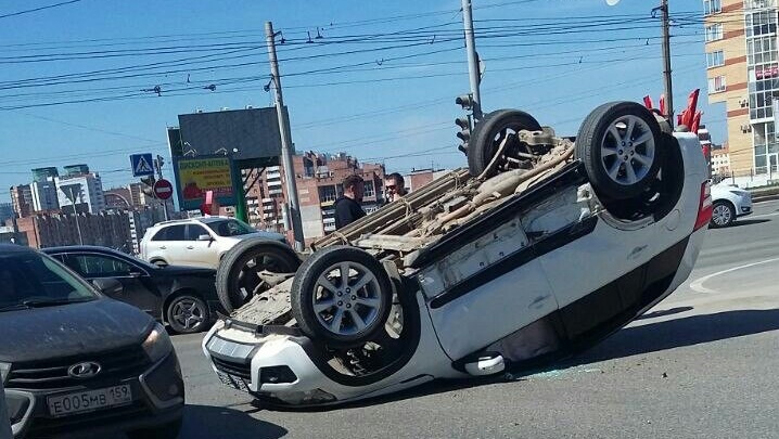 В Перми при столкновении двух иномарок одна из машин перевернулась на крышу
