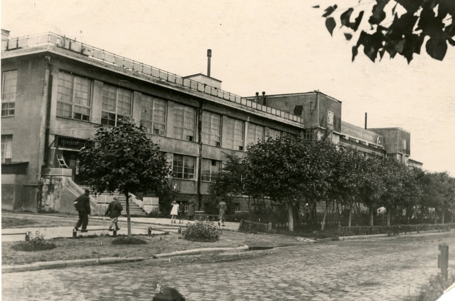 Примерно в 1945 году здесь располагался клуб имени Сталина. Примерно в 1945 году здесь располагался клуб имени Сталина.