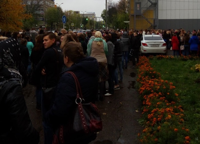 Толпа народу оказалась на улице Толпа народу оказалась на улице