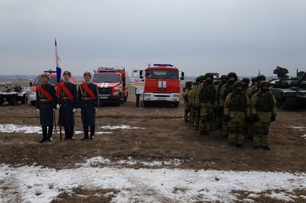 Грамоты вручают не на площади Павших борцов, а в поле за городом Грамоты вручают не на площади Павших борцов, а в поле за городом