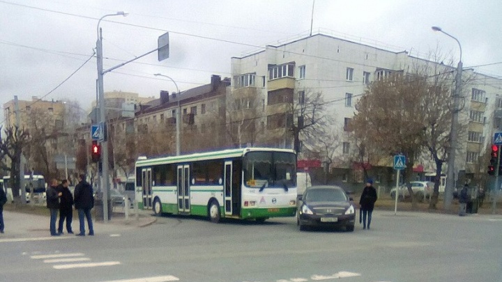 В ДТП на Луначарского, где столкнулись автобус № 14 и Nissan, пострадала женщина