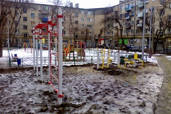 Карусели и тренажеры окружили неприступной грязью Карусели и тренажеры окружили неприступной грязью