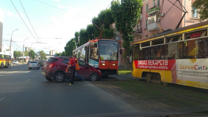 Пытался проскочить: водитель иномарки стал виновником ДТП с трамваем в Перми