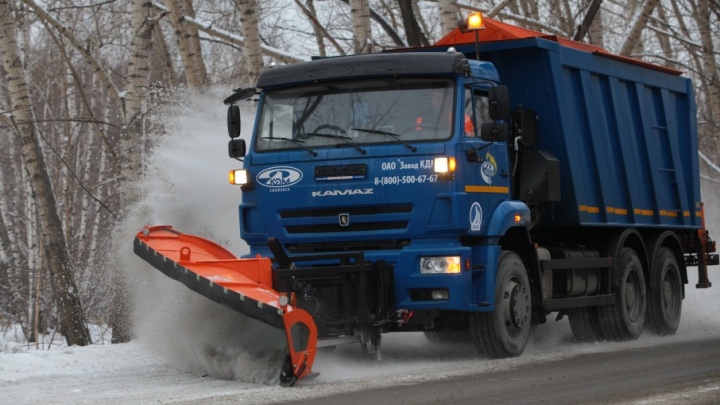 На дороги Челябинской области вышла первая снегоуборочная техника