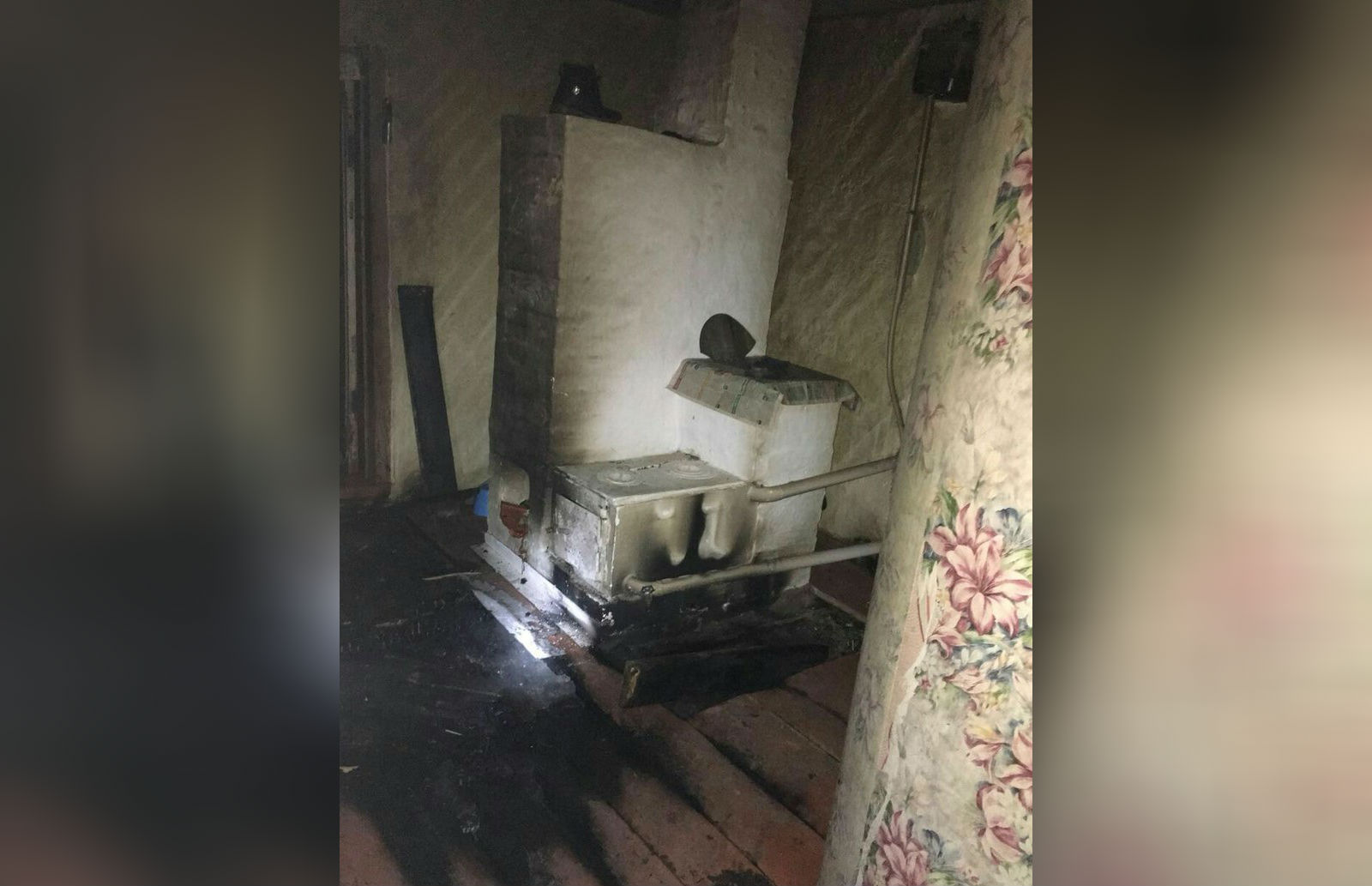Дом топился печкой на дровах Дом топился печкой на дровах