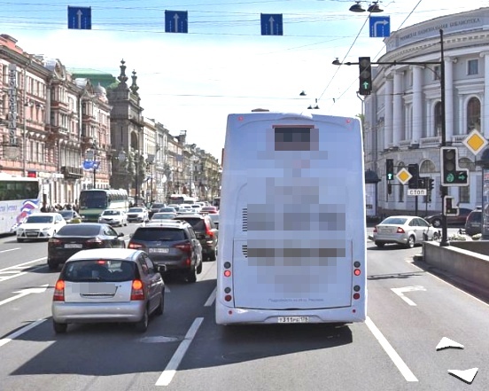 Движение по правому ряду разрешено только направо, на Садовую улицу.