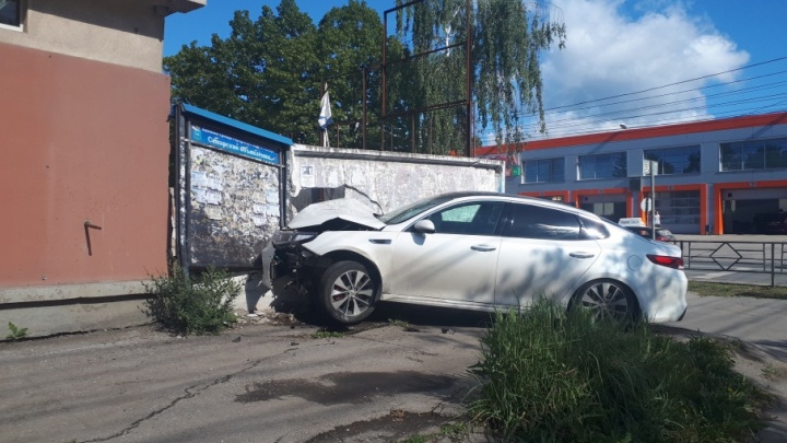 Дыра в заборе: водитель иномарки протаранил стену на перекрестке Аврора — Мориса Тореза